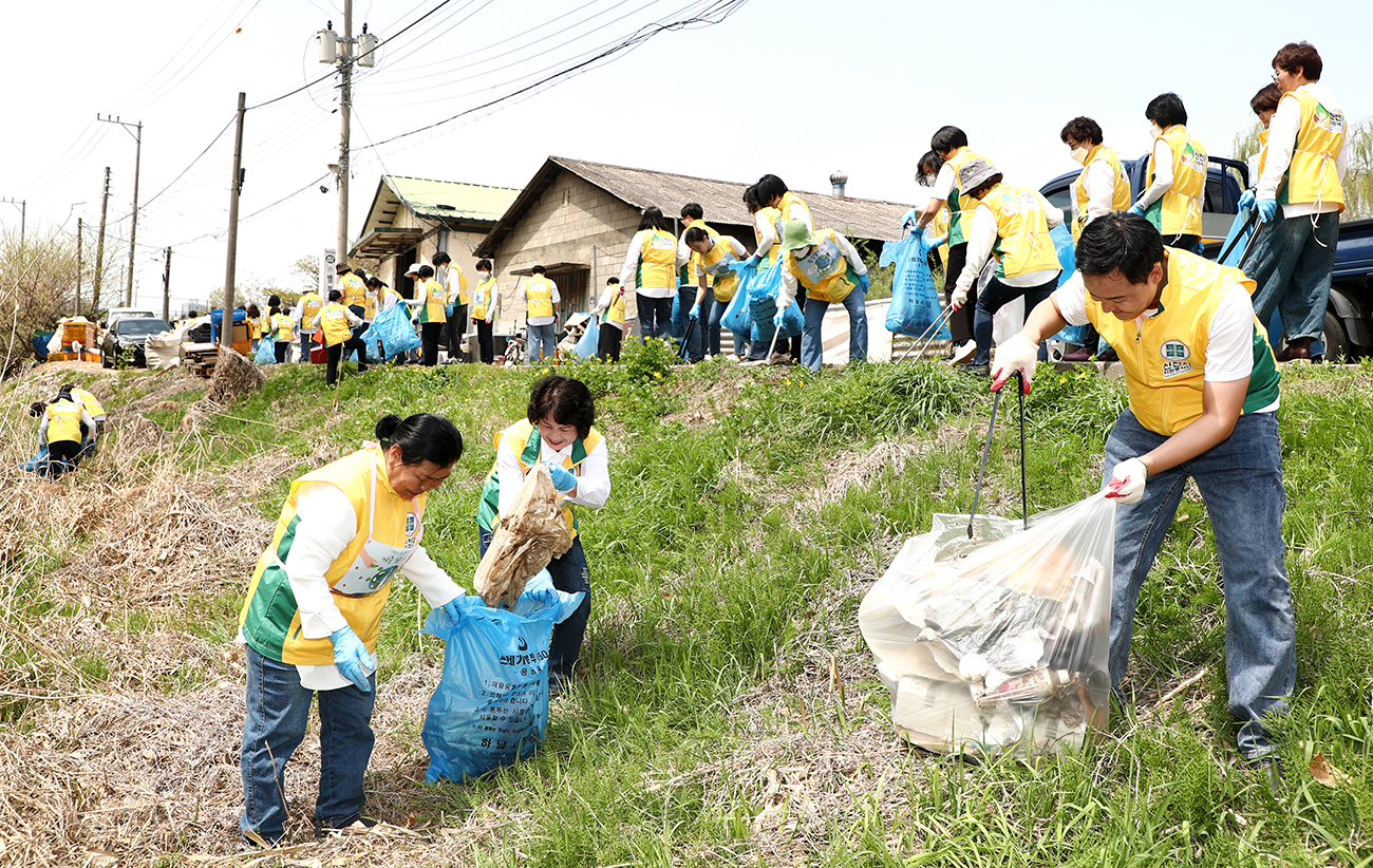 新天地志工服務團為響應「第55屆地球日...